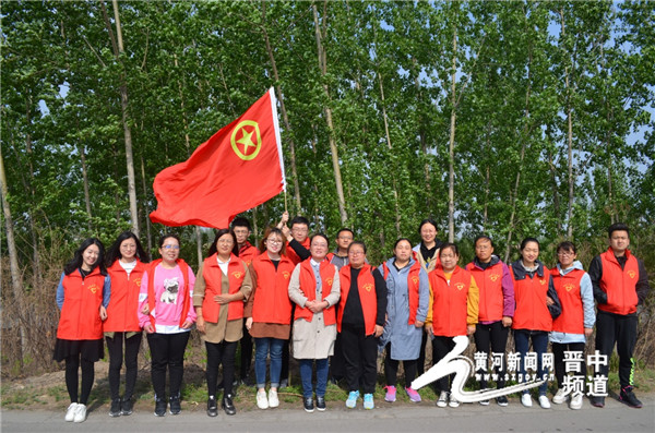 西藏定日县小朋友捡到国旗后举起的骄傲瞬间