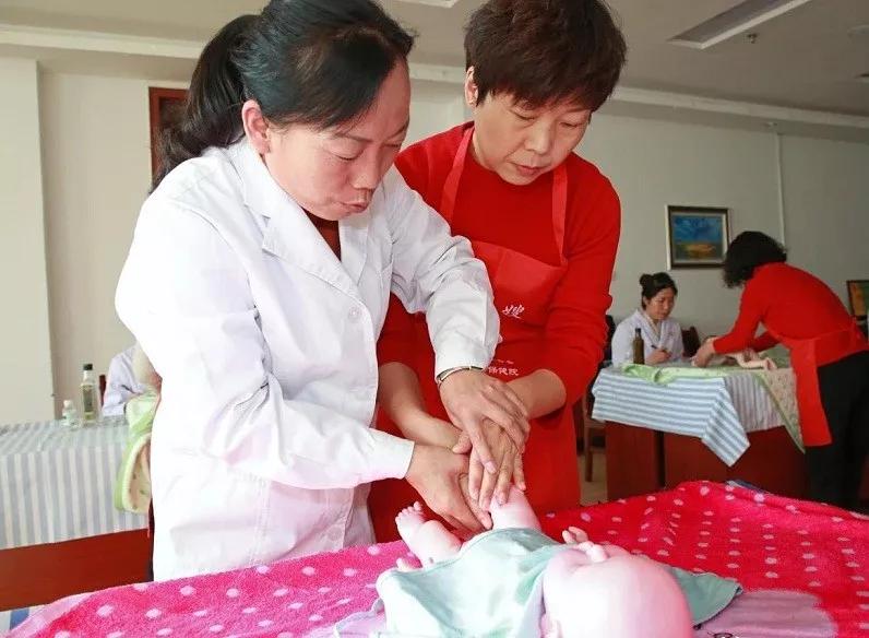 女子怀孕找不到月嫂，给婆婆报培训班