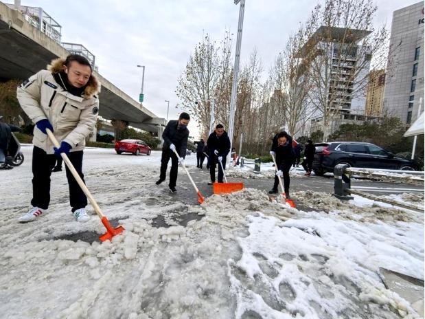 河南多景区雪人开道扫雪，冬日旅游的新景象