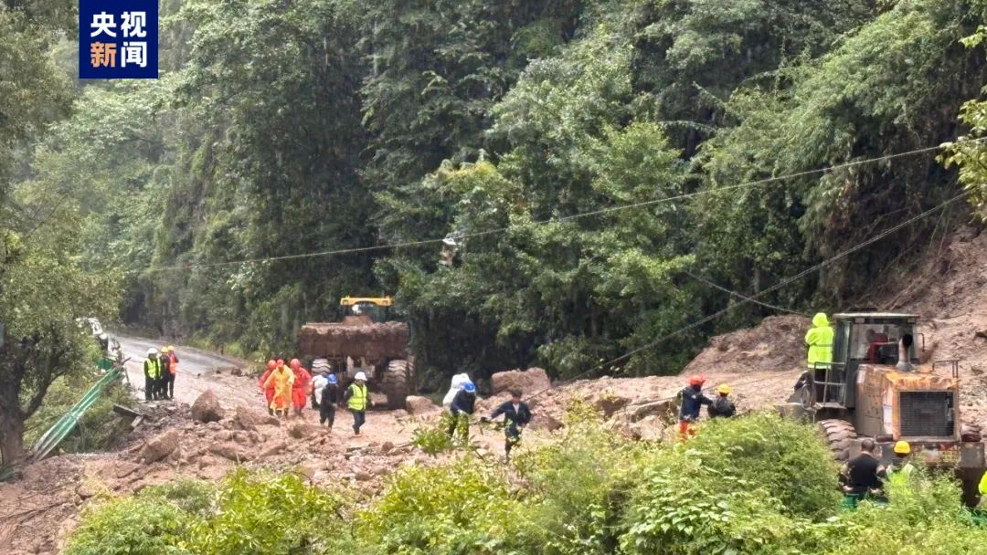 四川山体滑坡吞噬生命，失联28人命运牵动人心——生死未卜的灾难瞬间！谁将幸存？谁在祈祷奇迹发生？！惊魂时刻揭秘真相。