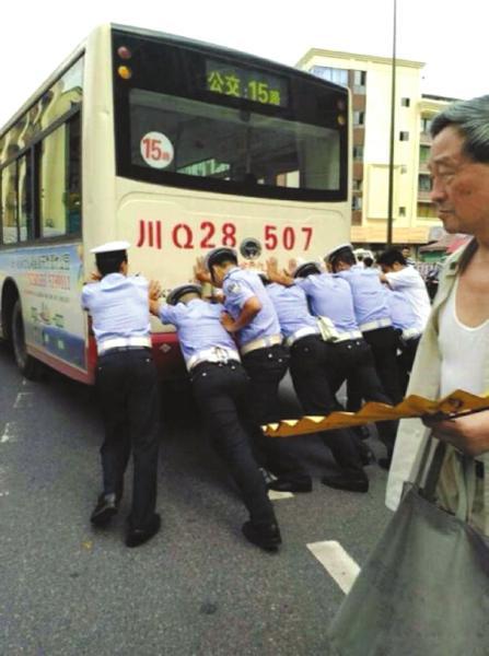 女乘客遭遇推车危机，油损困境民警挺身而出！究竟发生了什么？揭秘事件全貌。