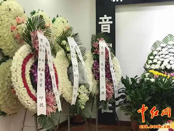 黄旭华逝世，灵堂内神秘的无名花圈引人深思，背后隐藏怎样的情感与敬意？香港视角深度解读。