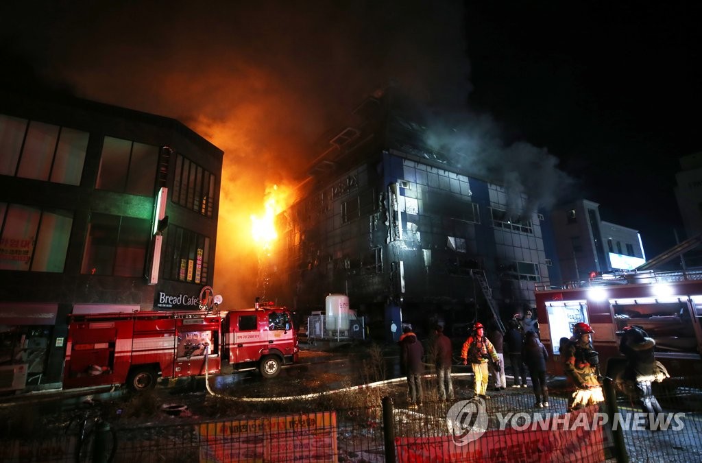 韩国釜山酒店突发火灾，惊心动魄瞬间！八人心跳骤停生死未卜——深度剖析事故真相与疑点重重。