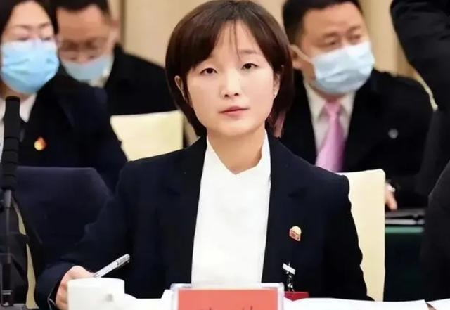 惊！最年轻女市长再履新，背后竟隐藏惊天秘密？