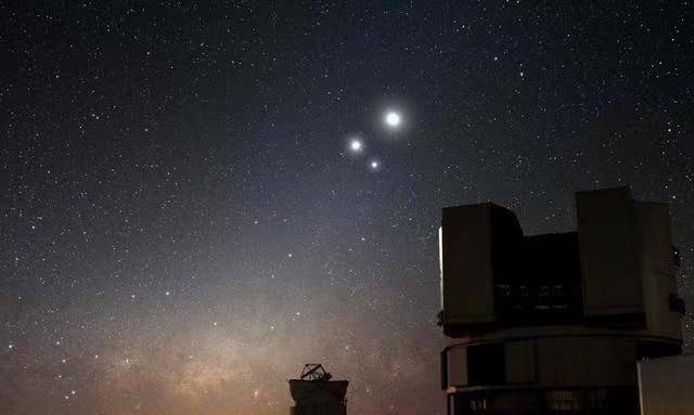 震撼！‘七星连珠’夜空惊现神秘光球，是外星讯号还是天外来客？